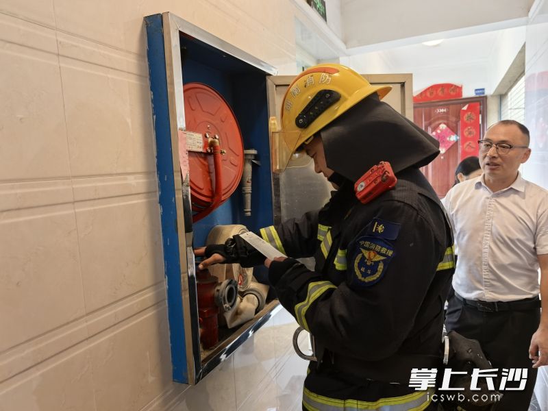 演练结束后，消防监督员和物业人员一起开展小区消防设施设备检查。