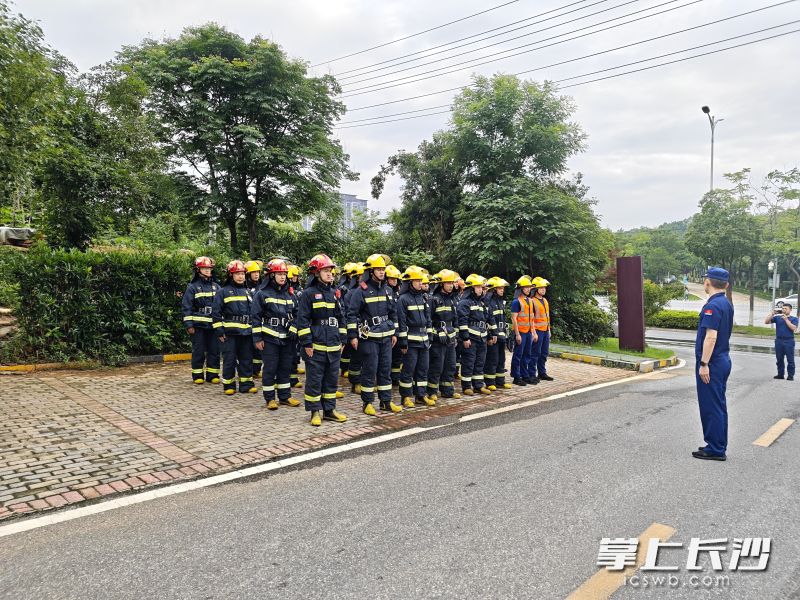 集结队伍，即将奔赴“火场”。均为长沙晚报通讯员 方圆 摄