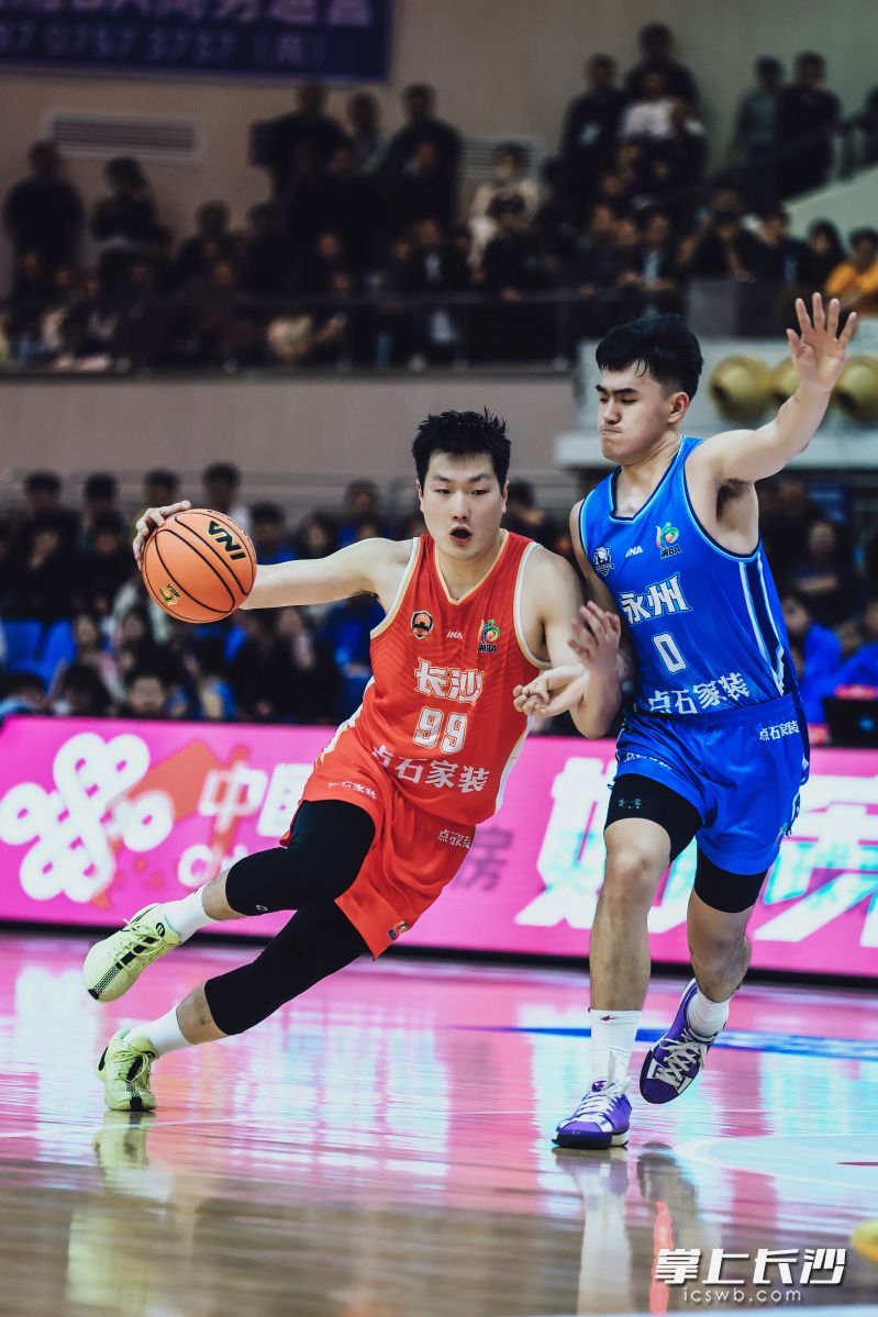 从明德中学毕业、本赛季效力于永州队的冯钰茗（右）表现出色。资料图片