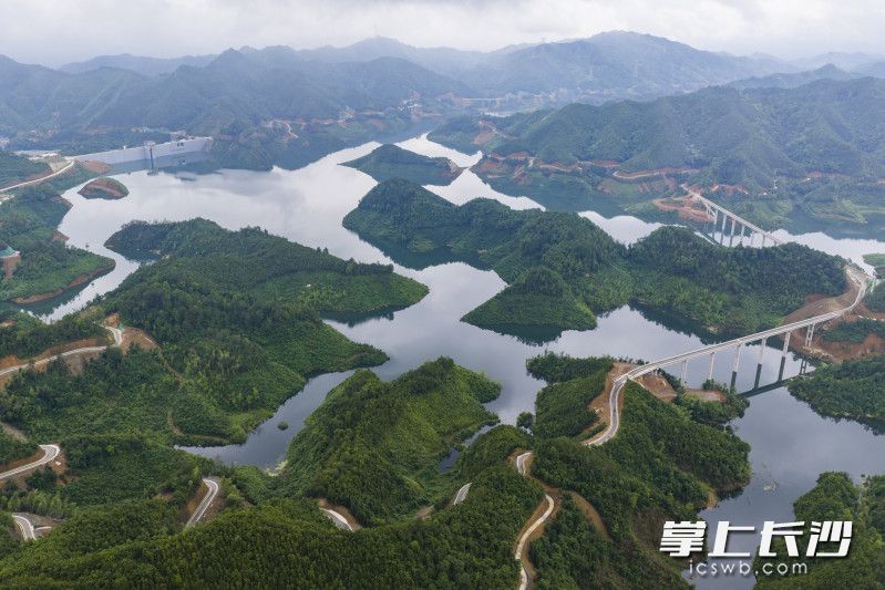 2025年12月26日，椒花水库工程顺利下闸蓄水。经过近半年的蓄水，2026年5月21日，记者在现场看到，水库蓄水位已达153米。全媒体记者 黄启晴 朱泽寰 摄影报道