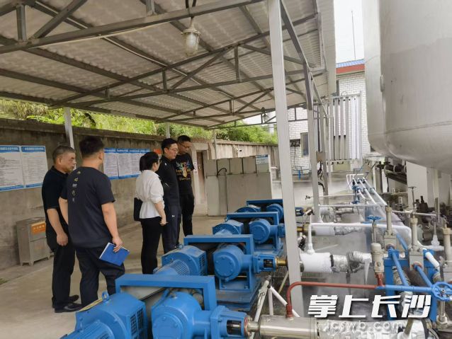 工作人员对企业进行全方位“安全体检”，并现场“把脉开方”。长沙晚报通讯员 杨梦婷供图