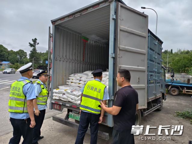 打非治违专项检查现场。  长沙晚报通讯员 吴浪供图