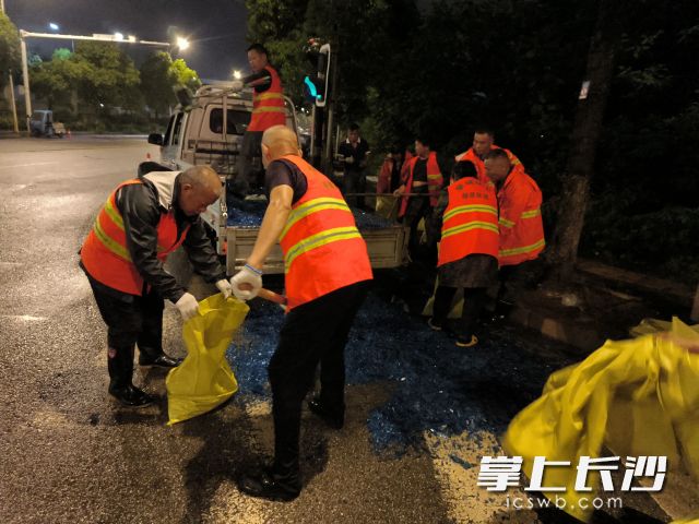 工作人员正在进行清理作业。 工作人员正在进行清理作业。