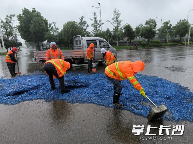 望城区腾飞路与长塘路交会处发生货车装载有色玻璃遗撒事件。均为长沙晚报通讯员 伍宇轩供图 望城区腾飞路与长塘路交会处发生货车装载有色玻璃遗撒事件。均为长沙晚报通讯员 伍宇轩供图