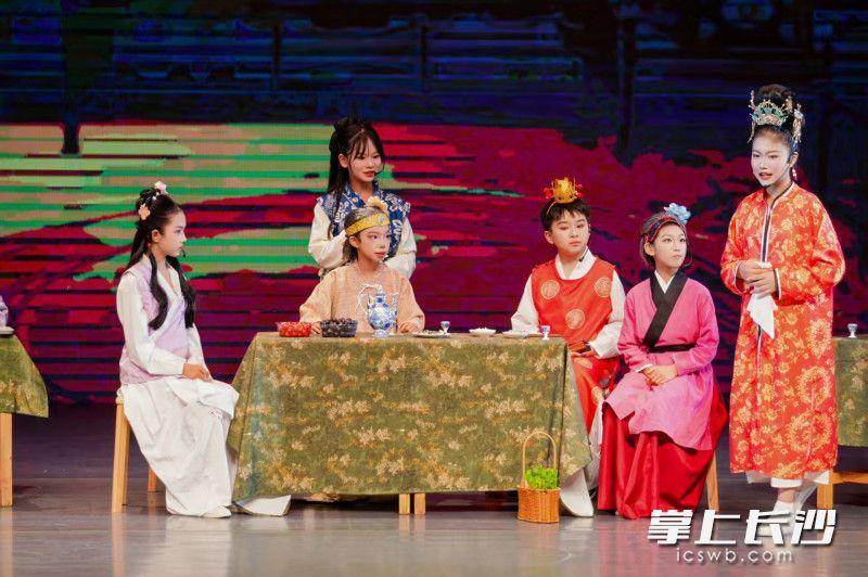 课本剧《二进荣国府》，学生们表演生动有趣。