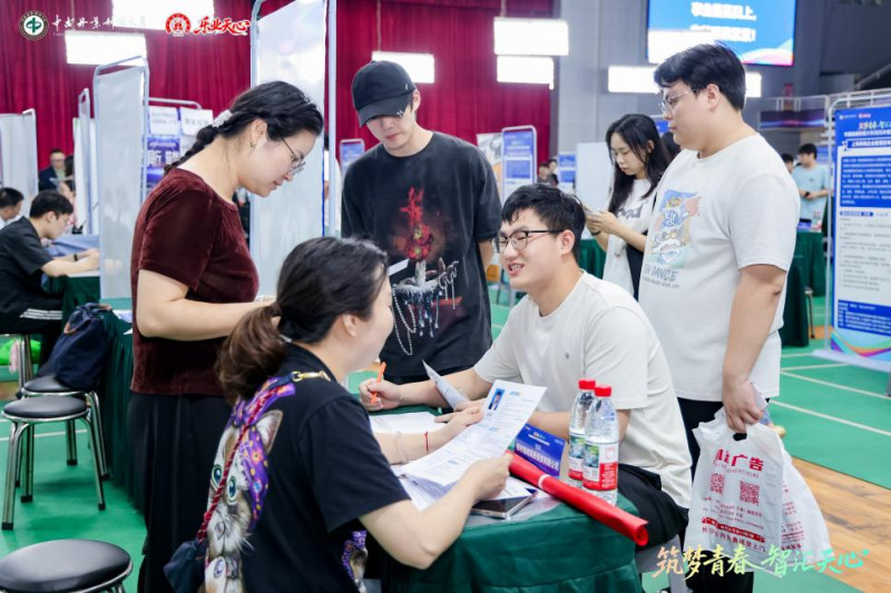 现场设立“职业指导专区”和“政策指导专区”，为毕业生提供简历诊断、面试技巧培训及职业规划辅导。均为主办方供图