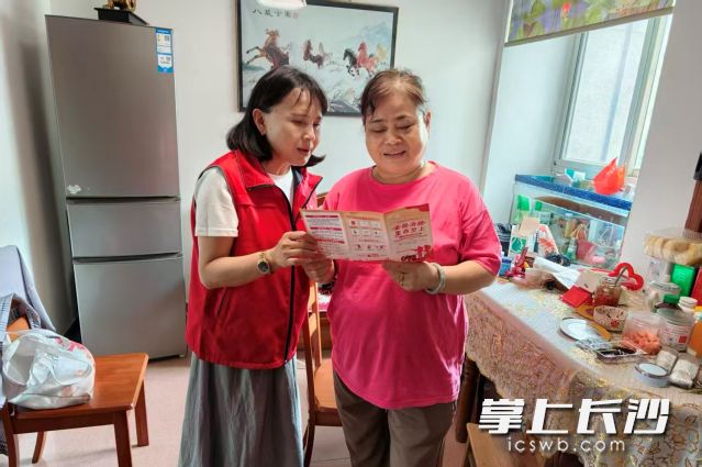 志愿者们逐户走访，耐心叮嘱日常用气安全注意事项。  