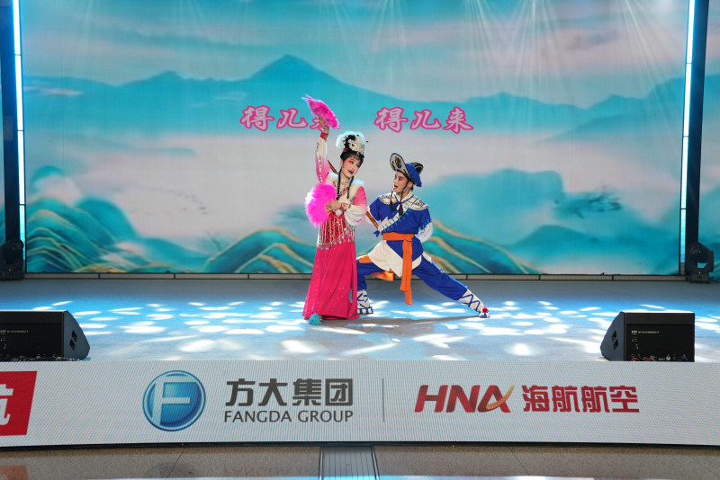 现场演绎了花鼓戏《刘海砍樵》、木偶戏《月光仙子》等经典剧目，通过“航空+文旅”打造更完善的出行体验。 均为通讯员 供图
