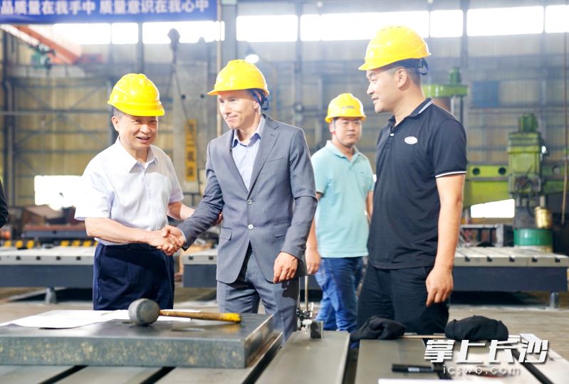 意大利PAMA集团的客商代表对精量重工的产品质量表示满意，当场敲定了外贸订单。全媒体记者张禹 通讯员 段华良 摄影报道
