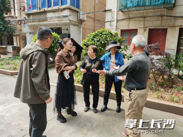社区工作人员与居民沟通。 社区工作人员与居民沟通。