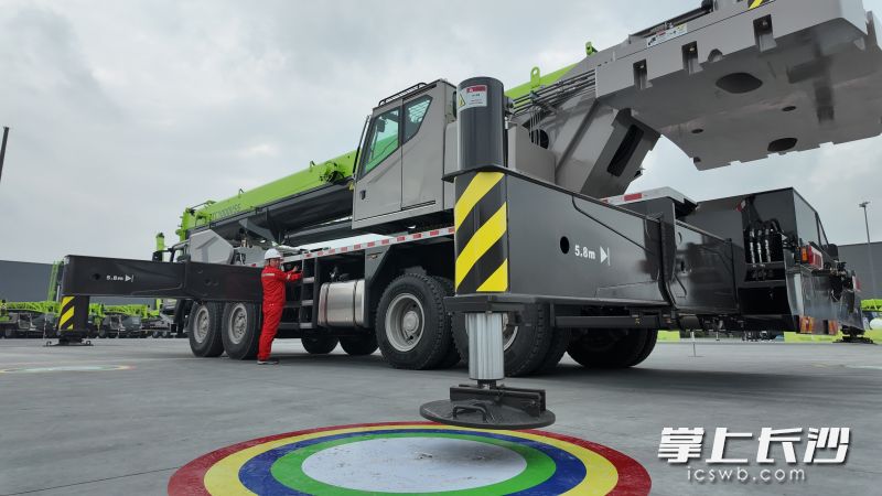 参赛选手放下起重机支腿。长沙晚报全媒体记者 周辉霞摄