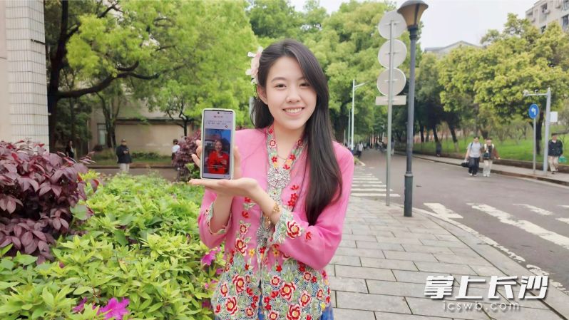 黄珮桦展示长沙晚报相关报道。长沙晚报全媒体记者 唐子路 摄