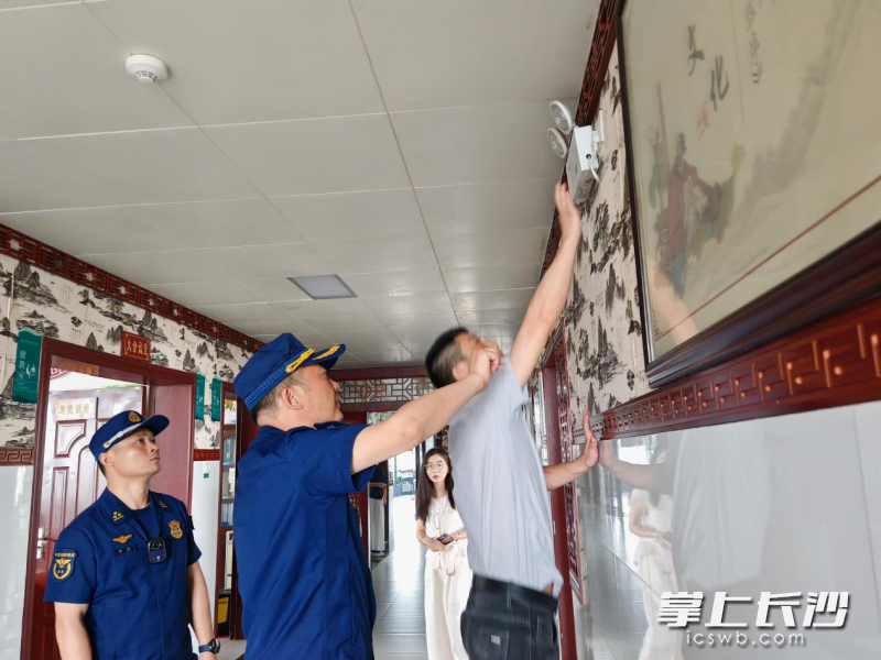 图为消防监督员正在检查。 长沙晚报通讯员 彭慧 摄