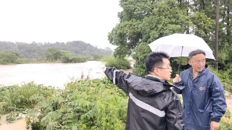 宁乡市委市政府主要负责人赶赴防汛一线，指挥防汛抗灾工作。受访方供图