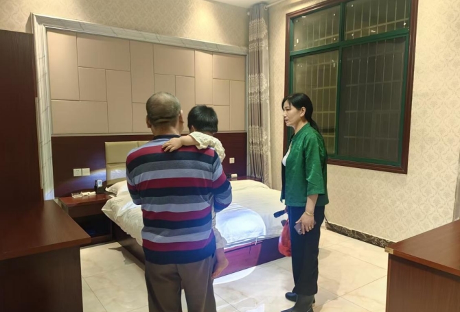 宁乡市大屯营镇党员干部顶着大雨，逐户敲门劝导转移避险群众，护送至酒店妥善安置。长沙晚报通讯员 卢东方 摄