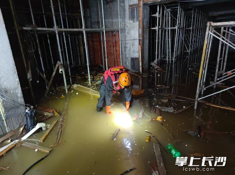 冒雨排涝。 均为长沙晚报通讯员梅伟达供图