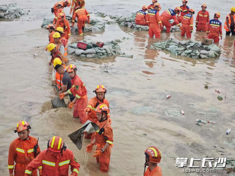消防队员在加固堤防。 长沙晚报通讯员 胡海航 摄 消防队员在加固堤防。 长沙晚报通讯员 胡海航 摄