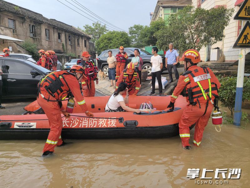 转移受灾群众。 长沙晚报通讯员 殷响 摄 转移受灾群众。 长沙晚报通讯员 殷响 摄