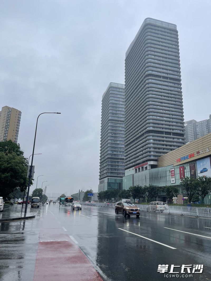 凌晨的长沙街头，积水已退去。 均为长沙晚报全媒体记者 周唐皇 摄