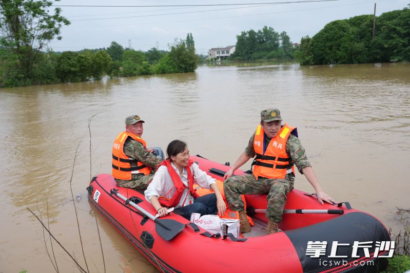 岳麓区民兵在救灾。