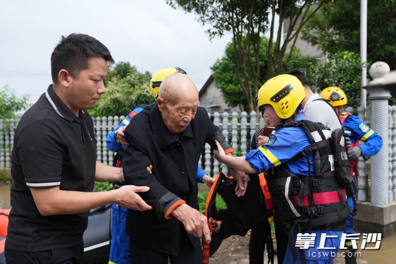 文哲仕老人被成功转移出来。 均为长沙晚报全媒体记者邹麟摄