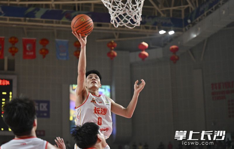 长沙队常海鹏篮下出手。