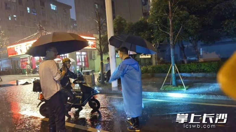朝阳街道引导电动车绕行避险。 朝阳街道引导电动车绕行避险。