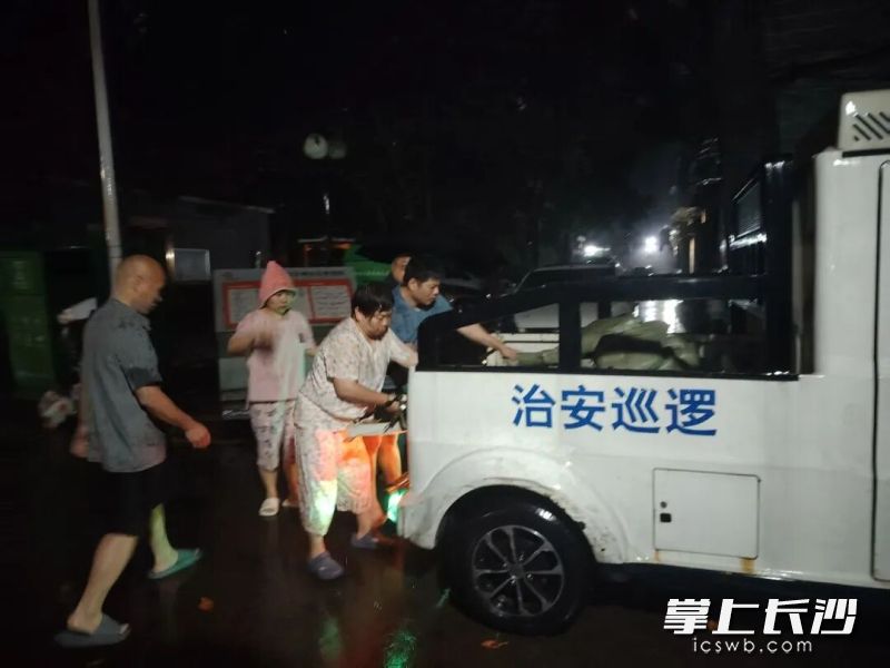 马王堆街道马王堆社区搬运沙袋封堵渗水点位。 马王堆街道马王堆社区搬运沙袋封堵渗水点位。