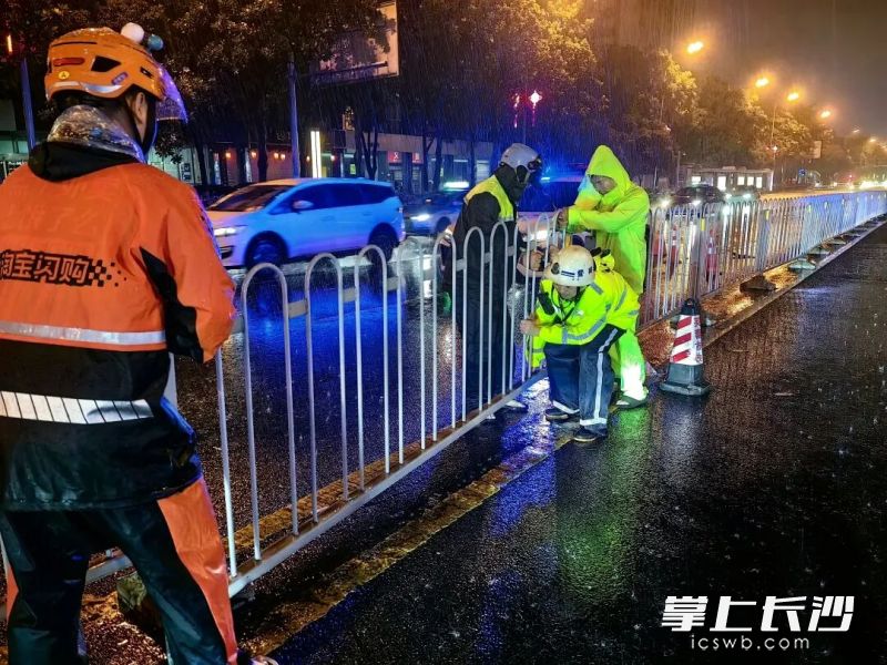 5月22日23时许,长沙交警芙蓉大队五里牌中队值守警力联合路过的外卖骑手,将倒下的护栏重新装好,确保道路平安通畅。 均为通讯员供图 5月22日23时许,长沙交警芙蓉大队五里牌中队值守警力联合路过的外卖骑手,将倒下的护栏重新装好,确保道路平安通畅。 均为通讯员供图