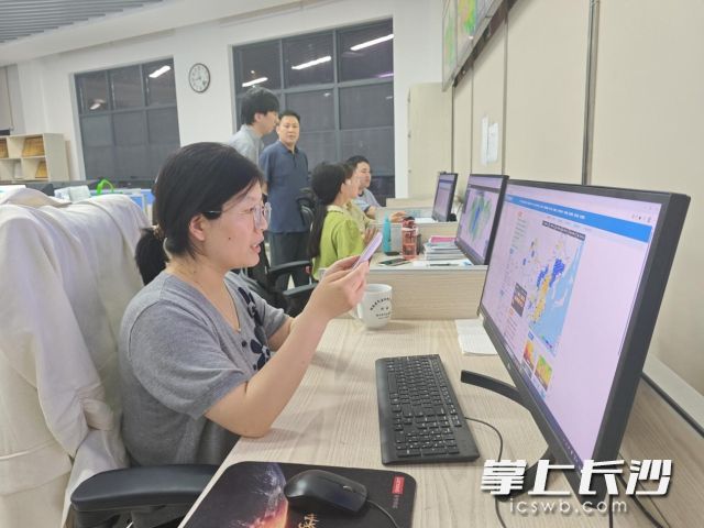 23日凌晨，市气象局党组书记、局长陈静静对市委、市政府领导开展一对一“叫应”。  均为长沙晚报通讯员邓大海供图