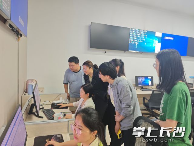 市局相关负责人带班对天气形势进行研判。