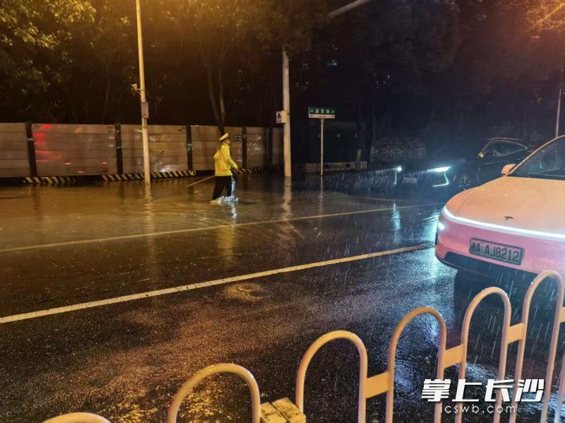 22日晚到23日清晨,马致富和同事们一直奔波在辖区路面,彻夜值守巡逻。通讯员 陈滔 摄 22日晚到23日清晨,马致富和同事们一直奔波在辖区路面,彻夜值守巡逻。通讯员 陈滔 摄