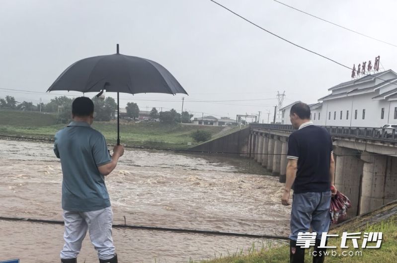 工作人员在赤石河水闸巡查。 工作人员在赤石河水闸巡查。