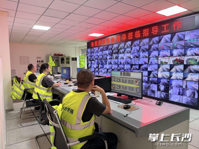 在麓景路隧道养护项目部监控室，工作人员紧盯120余个电子监控画面。 长沙晚报全媒体记者 贾凯清 摄