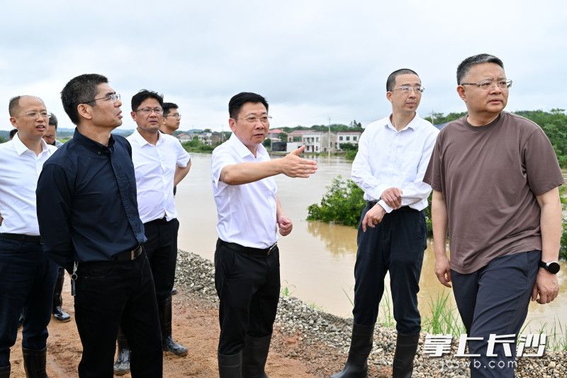 在湖南湘江新区含浦街道芝字港村云盘垸，陈博彰现场安排调度应急人员物资，指挥险情处置工作。