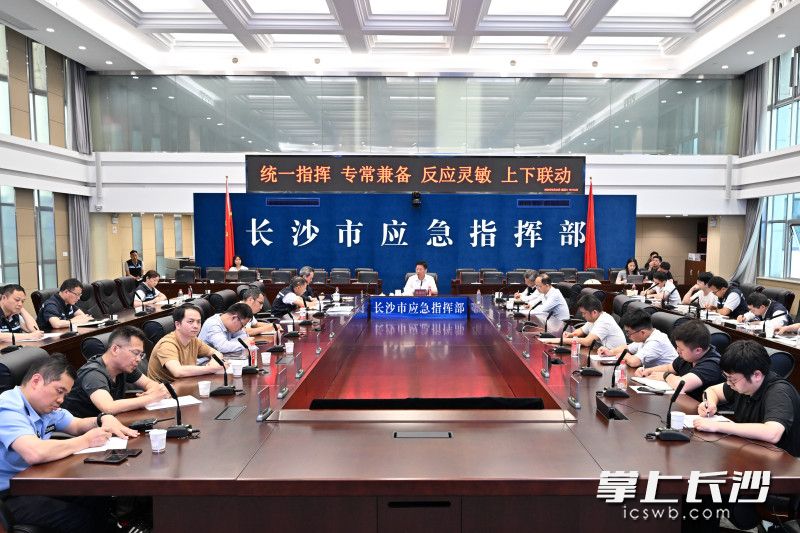 陈博彰在长沙市应急指挥中心调度防汛工作。 均为长沙晚报全媒体记者 王志伟 摄