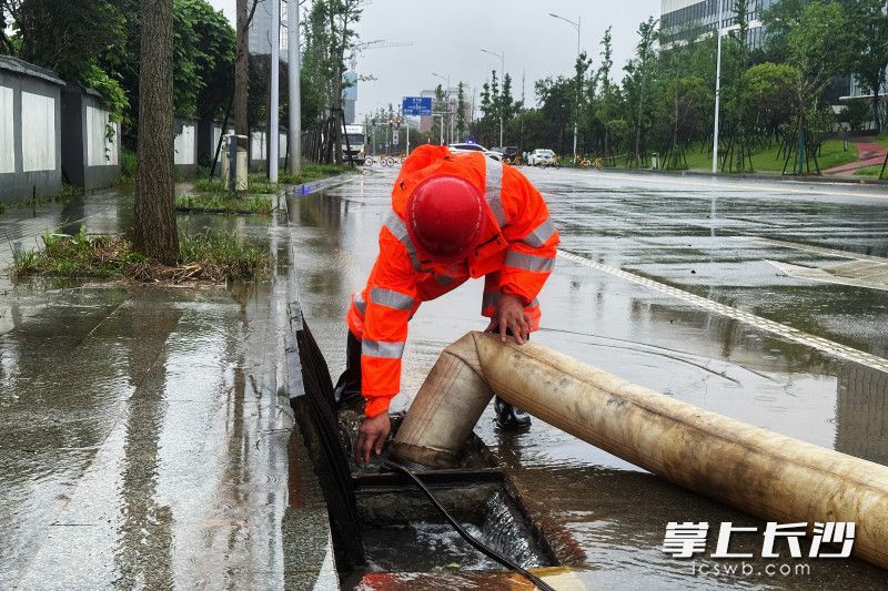 5月23日上午，长沙市城区防涝排渍抢险队员正在抢排积水。 均为长沙晚报全媒体记者尹昊天摄