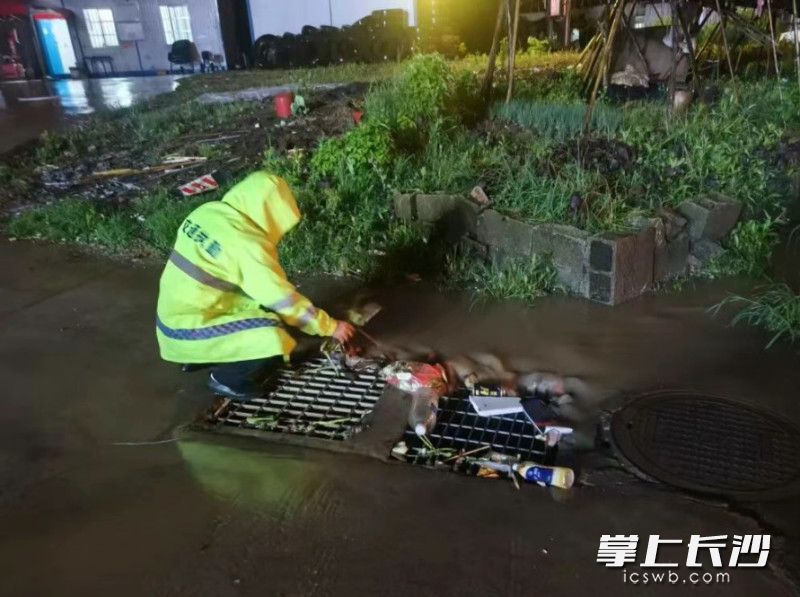 长沙县黄兴镇城管队员清理下水道表面堆积物。长沙县黄兴镇供图