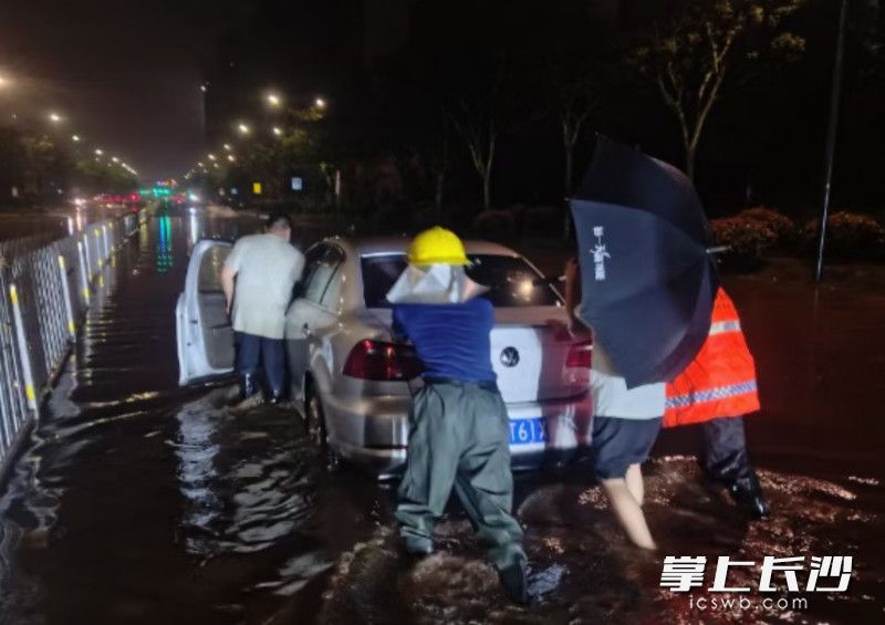 长沙县黄花镇工作人员解救被困车辆。长沙县黄花镇供图