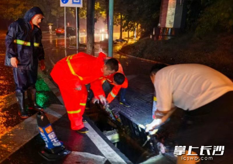 长沙县泉塘街道工作人员及社区工作人员在现场排水。长沙县泉塘街道供图