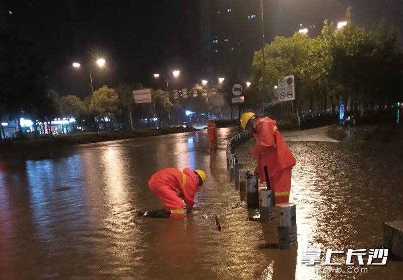 长沙县城管局工作人员连夜处置城区积水点。长沙县城管局供图