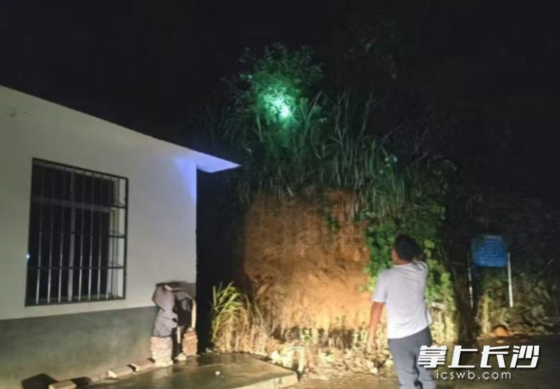 长沙县高桥镇各村社区对山塘水库、切坡建房户进行排查。长沙县高桥镇供图