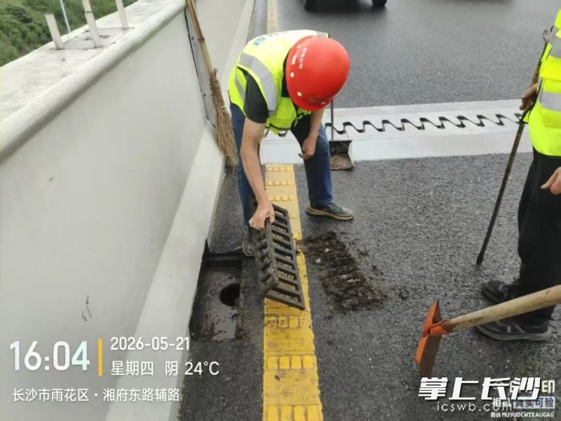 工作人员在高架桥上开展隐患排查。市城管局供图
