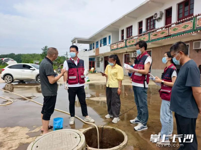 宁乡市疾控中心工作人员来到镇村一线，指导卫生消杀消毒工作。
