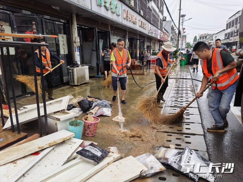 宁乡市交运局公路养护中心组织多批队伍，对集镇道路进行清扫。 均为通讯员供图