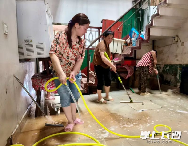 道林镇发动群众清理楼道间杂物，尽快恢复正常的生产生活。