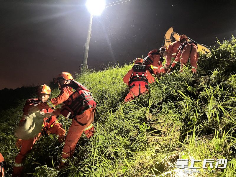 深夜里，消防员在防汛抢险，加固堤防。 均为长沙晚报通讯员冯运文供图
