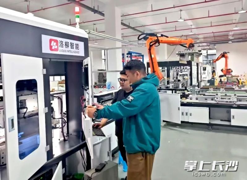 洛柳智能技术人员在调试设备。长沙晚报通讯员 邓乐 供图 洛柳智能技术人员在调试设备。长沙晚报通讯员 邓乐 供图