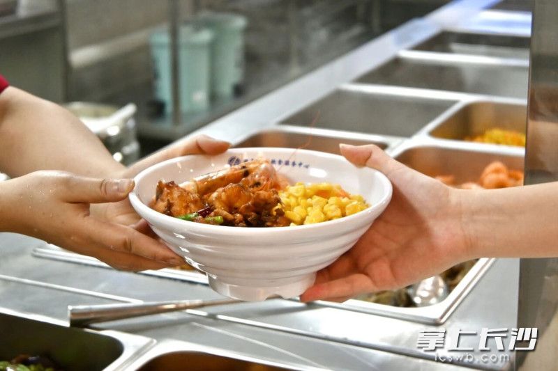 校外人员可通过手机支付品尝校园美食。