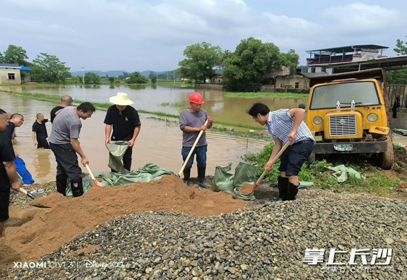 湘江新区农业农村和生态环境局相关负责人在含浦街道云盘垸管涌险情现场参与抢险救灾工作。